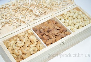 Набір горіхів у дерев'яній коробочці (преміум) 0,75 кг
